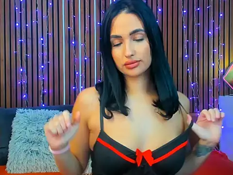 Snapshot of CamillaParis25 chatting on 11.26.25 CamillaParis25 online show from 11.26.25