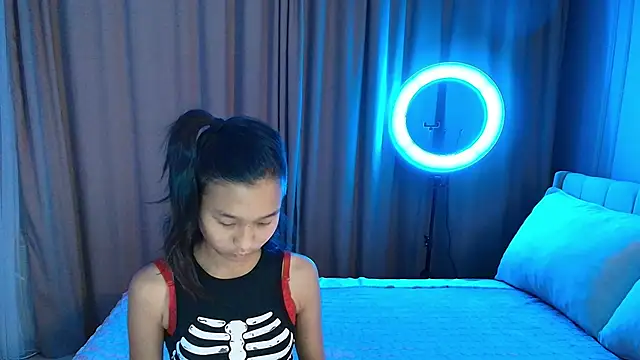 Snapshot of lihnpham chatting on 11.18.25 lihnpham online show from 11.18.25