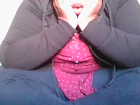 Snapshot of Mathi_cam chatting on 12.23.25 Mathi cam online show from 12.23.25