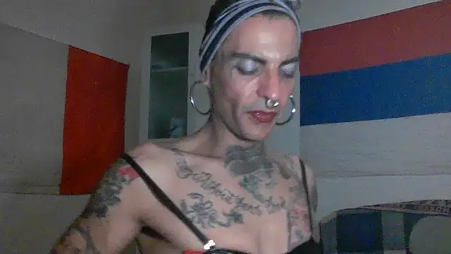 Snapshot of 00Travsharongomez chatting on 11.27.25 00Travsharongomez online show from 11.27.25