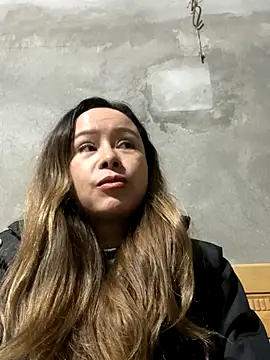 Snapshot of thu-cuoi chatting on 12.17.25 thu-cuoi online show from 12.17.25