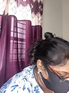 Snapshot of hootypriya chatting on 06.21.26 hootypriya online show from 06.21.26