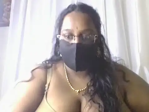 Snapshot of hootypriya chatting on 06.29.26 hootypriya online show from 06.29.26