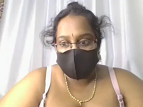Snapshot of hootypriya chatting on 06.30.26 hootypriya online show from 06.30.26