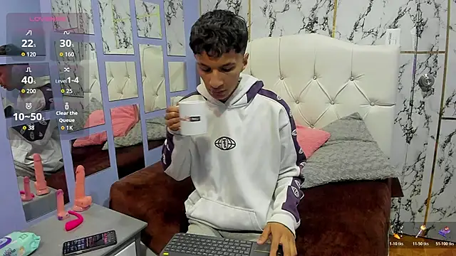 Snapshot of Elian_Julian chatting on 11.07.25 Elian Julian online show from 11.07.25