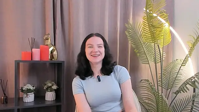 Snapshot of LatinaHuguenin chatting on 11.05.25 LatinaHuguenin online show from 11.05.25