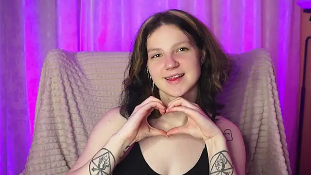 Snapshot of LatinaHuguenin chatting on 03.18.26 LatinaHuguenin online show from 03.18.26