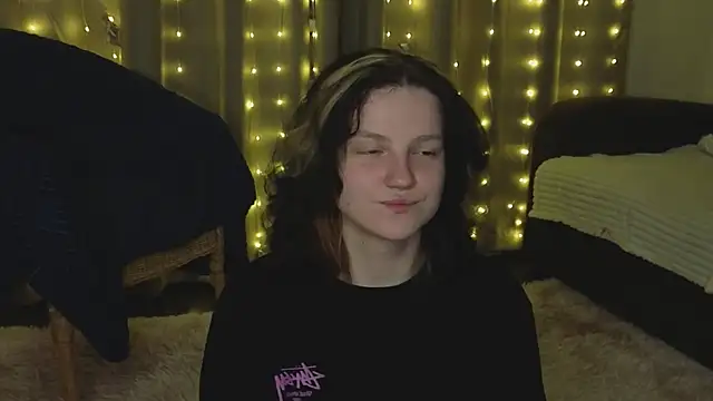 Snapshot of LatinaHuguenin chatting on 03.21.26 LatinaHuguenin online show from 03.21.26