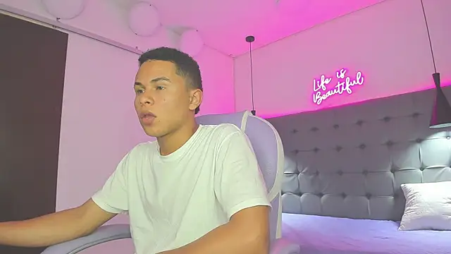 Snapshot of Liams18 chatting on 11.23.25 Liams18 online show from 11.23.25