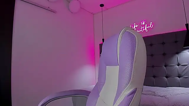 Snapshot of Liams18 chatting on 11.28.25 Liams18 online show from 11.28.25