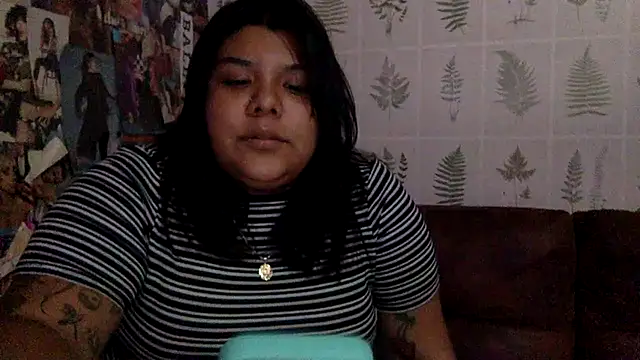 Snapshot of annoyedputa chatting on 11.10.25 annoyedputa online show from 11.10.25