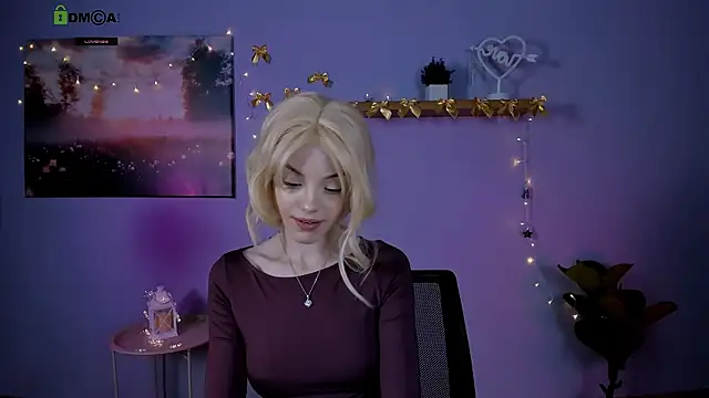 Snapshot of mia_starrr_ chatting on 12.22.25 mia starrr online show from 12.22.25