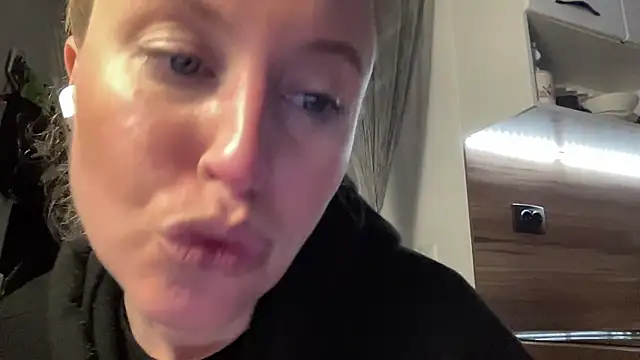 Snapshot of Ameli8 chatting on 03.25.26 Ameli8 online show from 03.25.26