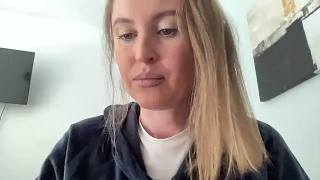 Snapshot of Ameli8 chatting on 04.13.26 Ameli8 online show from 04.13.26