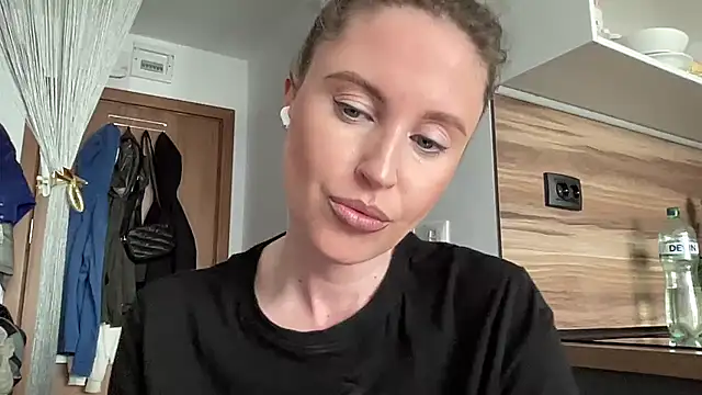 Snapshot of Ameli8 chatting on 04.17.26 Ameli8 online show from 04.17.26