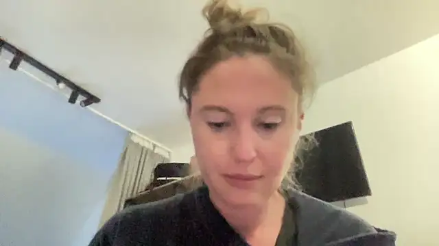 Snapshot of Ameli8 chatting on 04.25.26 Ameli8 online show from 04.25.26