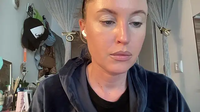 Snapshot of Ameli8 chatting on 04.30.26 Ameli8 online show from 04.30.26