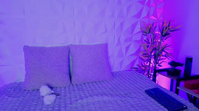 Snapshot of _ViolletteNoir_ chatting on 11.13.25 ViolletteNoir online show from 11.13.25