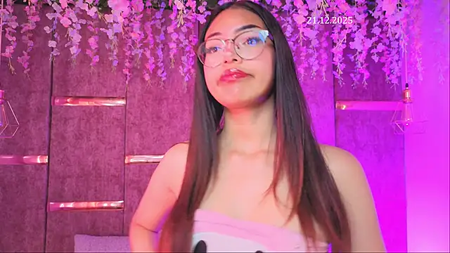 Snapshot of _ViolletteNoir_ chatting on 12.21.25 ViolletteNoir online show from 12.21.25