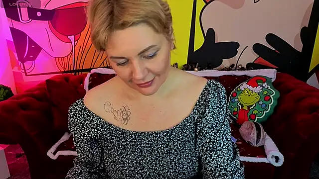 Snapshot of AmaraNights chatting on 12.13.25 AmaraNights online show from 12.13.25