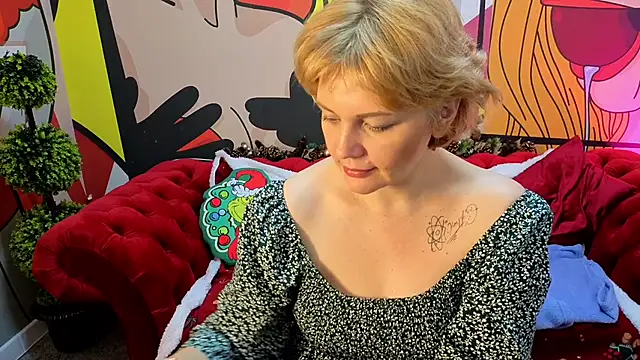 Snapshot of AmaraNights chatting on 12.17.25 AmaraNights online show from 12.17.25