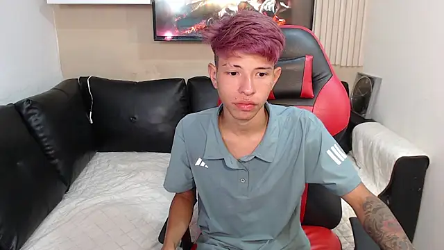 Snapshot of Tessachains_2_ chatting on 11.17.25 Tessachains 2 online show from 11.17.25