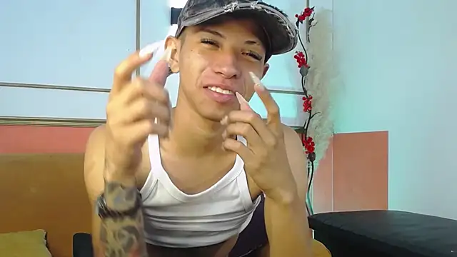 Snapshot of Tessachains_2_ chatting on 11.21.25 Tessachains 2 online show from 11.21.25