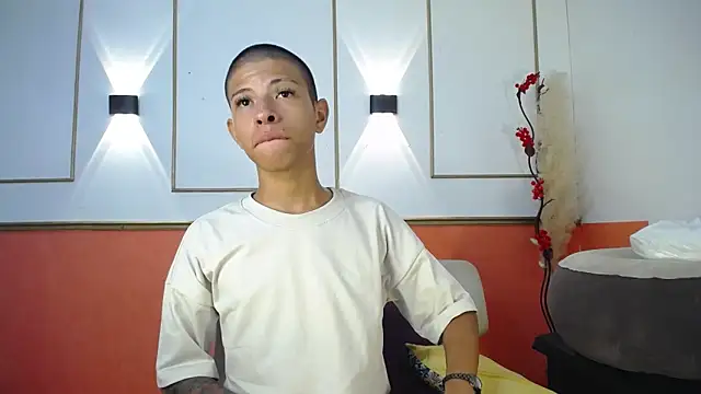 Snapshot of Tessachains_2_ chatting on 11.26.25 Tessachains 2 online show from 11.26.25