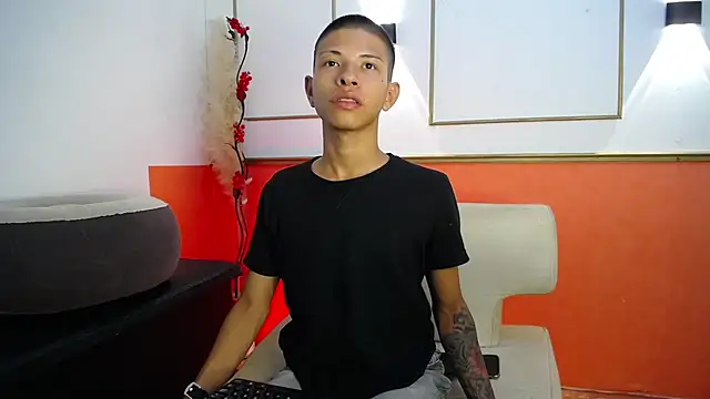 Snapshot of Tessachains_2_ chatting on 12.04.25 Tessachains 2 online show from 12.04.25