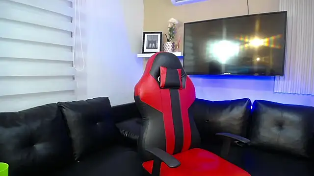 Snapshot of Tessachains_2_ chatting on 12.19.25 Tessachains 2 online show from 12.19.25