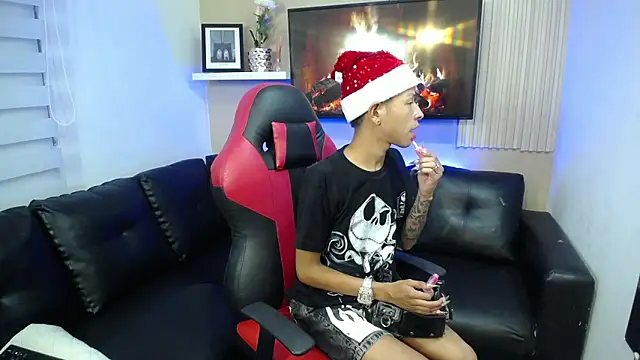 Snapshot of Tessachains_2_ chatting on 12.21.25 Tessachains 2 online show from 12.21.25