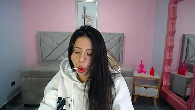 Snapshot of aria_ch2 chatting on 11.13.25 aria ch2 online show from 11.13.25