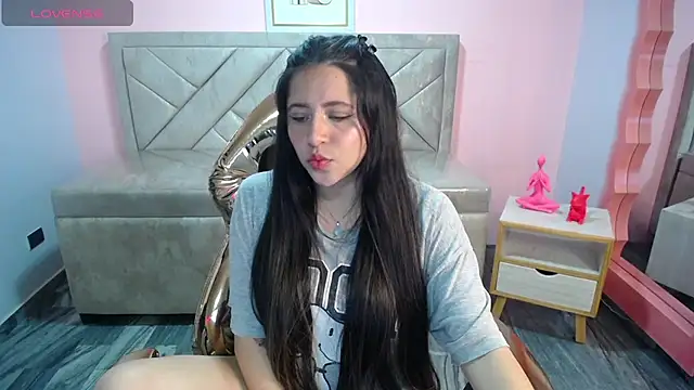 Snapshot of aria_ch2 chatting on 11.14.25 aria ch2 online show from 11.14.25