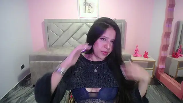 Snapshot of aria_ch2 chatting on 11.25.25 aria ch2 online show from 11.25.25