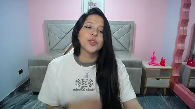 Snapshot of aria_ch2 chatting on 12.22.25 aria ch2 online show from 12.22.25