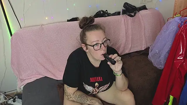 Snapshot of JadeStarUK chatting on 11.17.25 JadeStarUK online show from 11.17.25