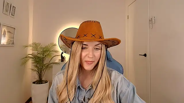 Snapshot of _Mi1a_ chatting on 11.10.25 Mi1a online show from 11.10.25