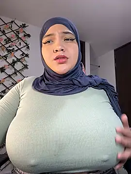 Snapshot of sweetmuslim01 chatting on 03.18.25 sweetmuslim01 online show from 03.18.25