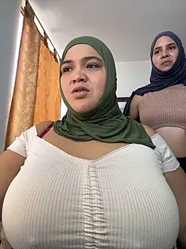 Snapshot of sweetmuslim01 chatting on 10.17.25 sweetmuslim01 online show from 10.17.25