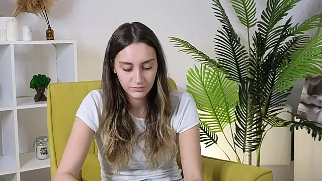 Snapshot of OdessaBessinger chatting on 11.07.25 OdessaBessinger online show from 11.07.25