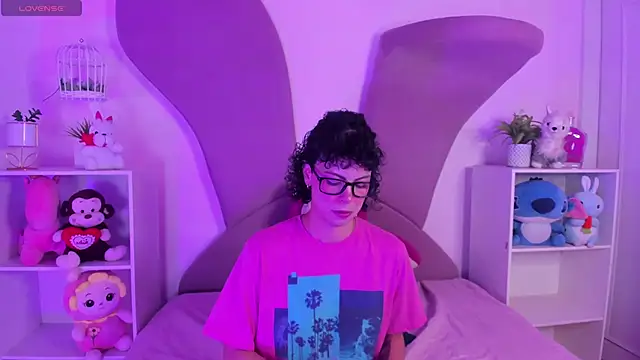 Snapshot of AliceMadnes chatting on 06.17.26 AliceMadnes online show from 06.17.26