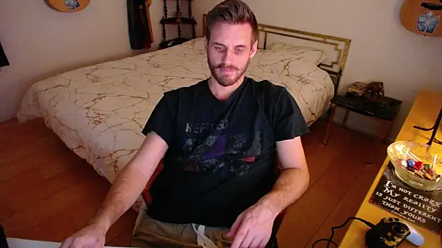 Snapshot of skatejocke chatting on 11.30.25 skatejocke online show from 11.30.25