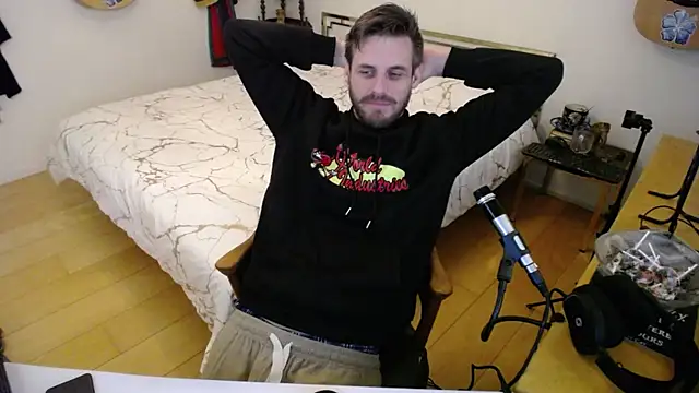 Snapshot of skatejocke chatting on 12.04.25 skatejocke online show from 12.04.25