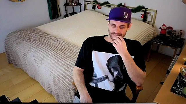 Snapshot of skatejocke chatting on 12.19.25 skatejocke online show from 12.19.25