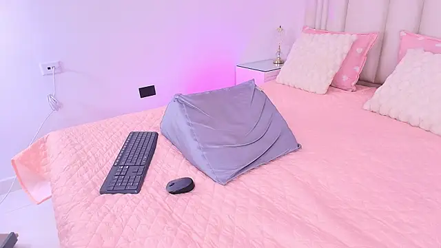 alanarose18 online show from 04.24.26