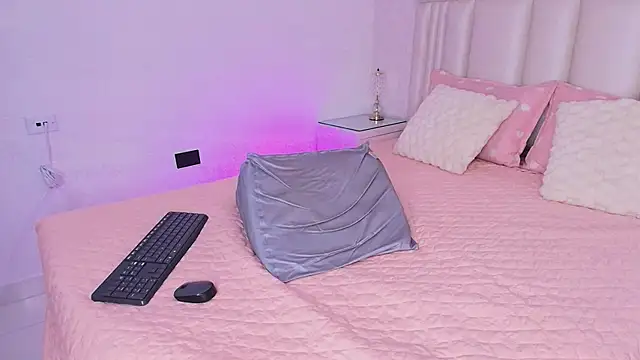 alanarose18 online show from 04.28.26