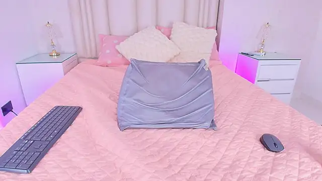 alanarose18 online show from 04.30.26