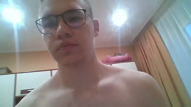 Snapshot of Yminoske chatting on 11.08.25 Yminoske online show from 11.08.25