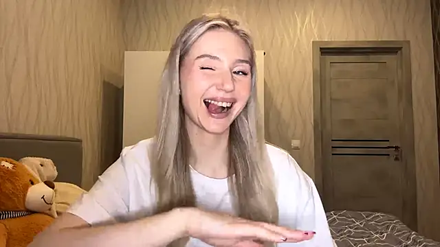 MoonlitCrystalia online show from 11.08.25