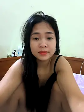 Snapshot of Lynly_k2 chatting on 04.19.26 Lynly k2 online show from 04.19.26